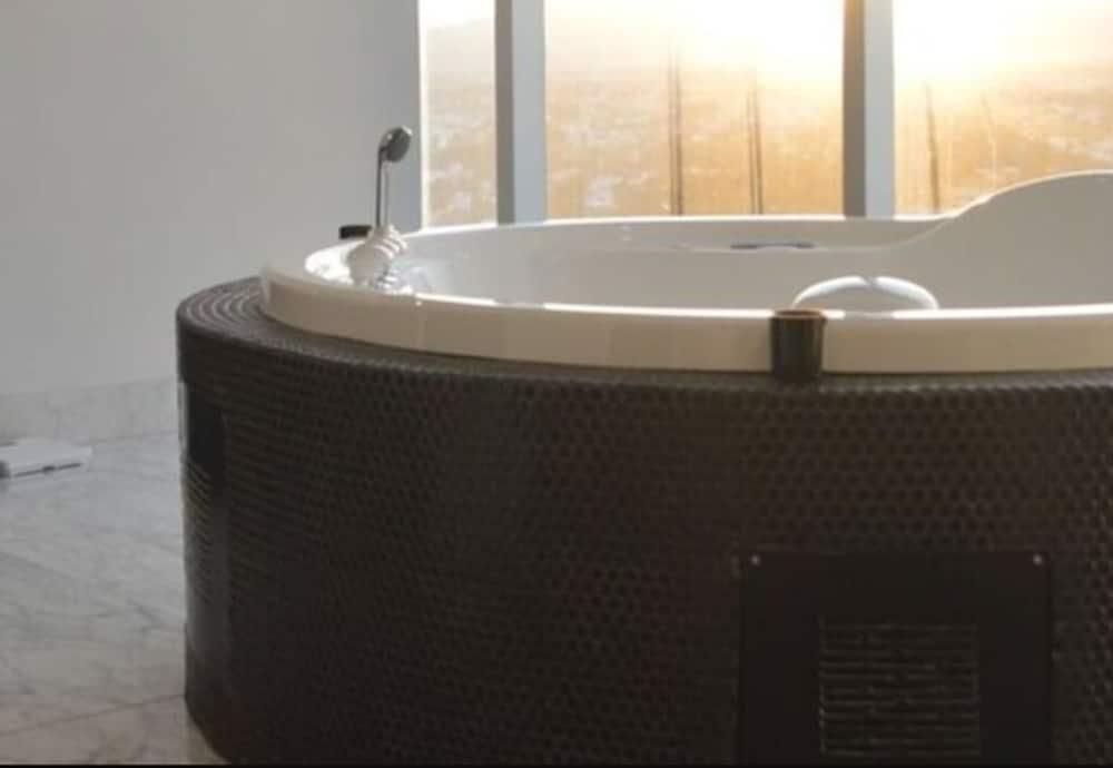 Baruk Guadalajara Hotel de Autor Exterior foto A whirlpool bathtub